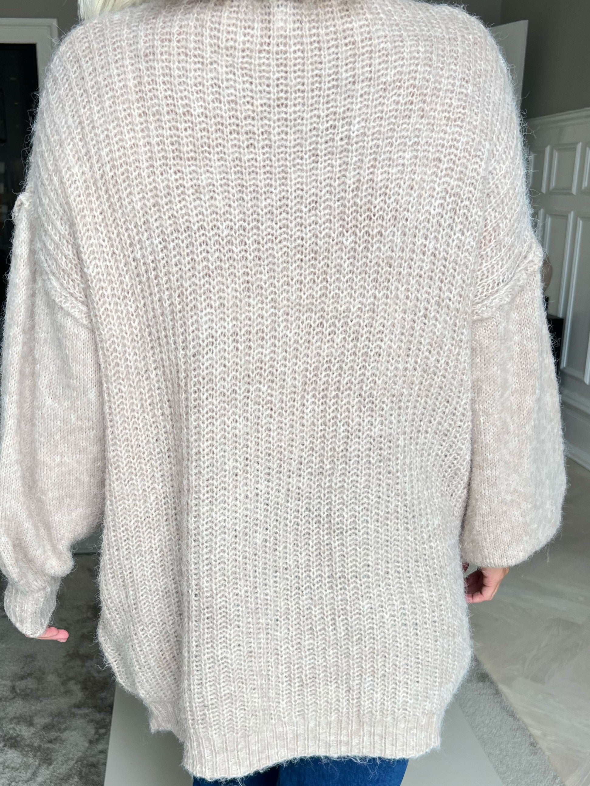 Leana - Lang blød strikbluse med ballonærmer